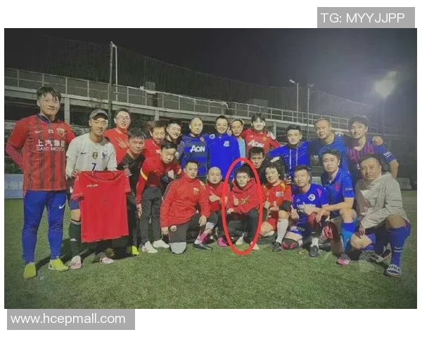 足球明星与素人之间的精彩碰撞与互动揭示了运动的魅力与人性的共鸣 足球明星与素人之间的精彩碰撞与互动揭示了运动的魅力与人性的共鸣